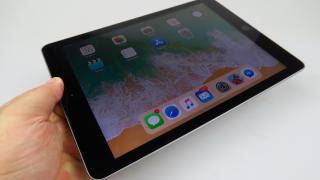 Apple iPad 9.7 (2018): Display de calitate, chiar şi nelaminat