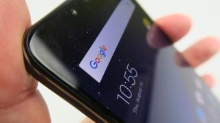 Xiaomi Pocophone F1: Display acceptabil, are nevoie de extra contrast
