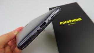 Xiaomi Pocophone F1: Difuzoare stereo, din care unul e cam inutil