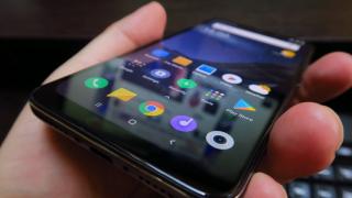 Xiaomi Pocophone F1: OS, UI, aplicaţii cu un MIUI abstract, fără deblocare facială