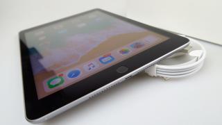 Apple iPad 9.7 (2018): Baterie care livrează fix ce scrie pe cutie