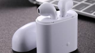 Reduceri la Cafago.com: încărcător wireless şi căşti în stil Apple AirPods (Cupon discount)