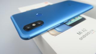 Xiaomi Mi A2 Unboxing: telefon cu Android One, Snapdragon midrange puternic, o nuanţă de albastru atractivă (Video)