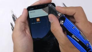 Xiaomi Pocophone F1 nu e doar ieftin şi performant; Iată cum stă la testul de îndoire, ardere, zgâriere (Video)