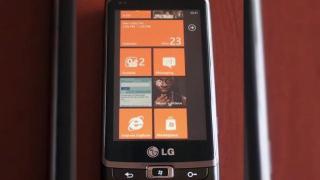 Windows Phone 7 versus iPhone 4 (iOS 4) si Android 2.2: comparatie intre browsere web (Video)