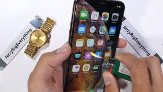 iPhone XS Max trece prin teste de ardere, îndoire şi zgâriere; Iată cum s-a descurcat! (Video)