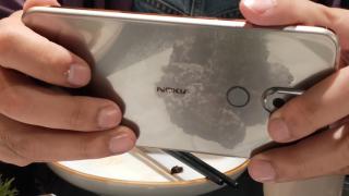 Nokia X7 îşi arată spatele argintiu şi negru în noi fotografii hands on