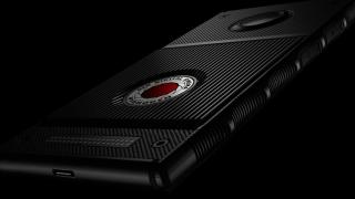 RED îşi cere scuze pentru întârzierea telefonului Hydrogen One; Clienții care au precomandat varianta din titaniu primesc un cadou generos