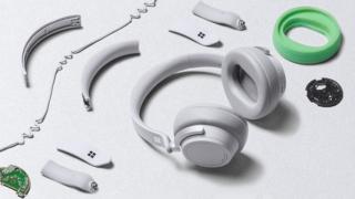 Microsoft lansează căștile wireless Surface Headphones cu anulare a zgomotului de fundal și Cortana la bord