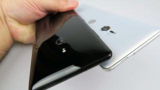 Sony Xperia XZ3: Design premium, alunecos, mai compact decât la XZ2