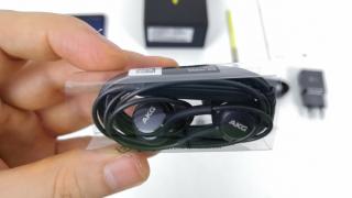 Căștile originale AKG ce vin la pachet cu Galaxy S9 costă acum doar 6.99 dolari pe TomTop