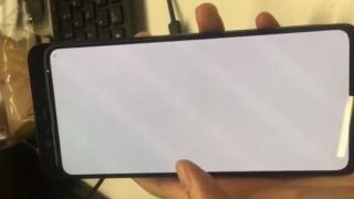 Xiaomi Mi Mix 3 primeşte fotografii hands on şi încă un teaser; Are cititorul de amprente în spate