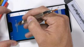 Google Pixel 3 XL este zgâriat pe spate de JerryRigEverything; Rezistă? (Video)