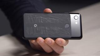 Google Pixel 3 XL se zgârie rău, dar se şi "vindecă"! Unbox Therapy desfiinţează Scratch Gate (Video)