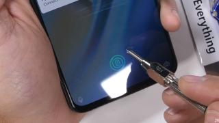 Ecranul lui OnePlus 6T este zgâriat într-un test marca JerryRig! Va mai funcționa scanner-ul de amprente integrat în display?
