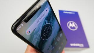 Motorola One Unboxing: telefon midrange cu Android One, spate "oglindă" şi cameră duală (Video)