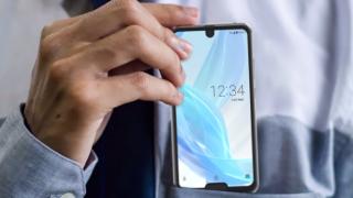 Telefonul cu 2 bretoane e aici: Sharp Aquos R2 Compact; Vine şi cu ecran de 120 Hz