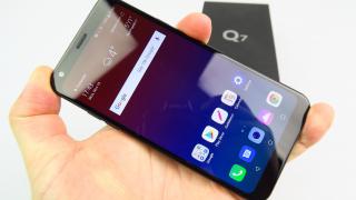 LG Q7 Unboxing: telefon midrange cu faţadă de flagship, Q Lens