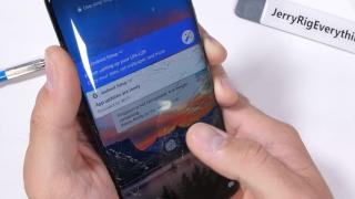 Huawei Mate 20 Pro ajunge la testul de îndoire, zgâriere şi ardere; Se cam crapă... (Video)