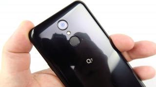LG Q7: Design de ligi superioare, arată bine, dar are nevoie de husă