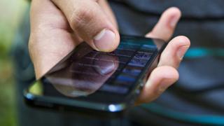 Cum au evoluat display-urile telefoanelor mobile în ultimii ani: de la TFT la LCD, IPS, AMOLED si Super AMOLED curbat, bretoane și pliabile