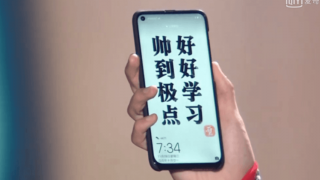 Huawei Nova 4 apare din nou, de această dată în mâna unui pop star chinez, cu tot cu decupaj circular în ecran