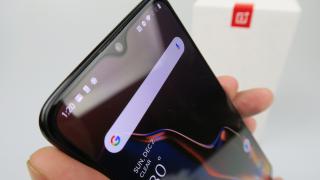 OnePlus 6T Unboxing: telefonul comunităţii este aici, cu cel mai imersiv ecran văzut de mine în ultima vreme (Video)