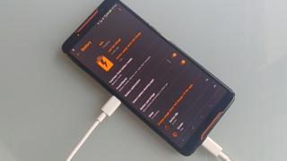 ASUS ROG Phone a descoperit perpetuum mobile! Se încarcă de la el însuşi aparent (Video)