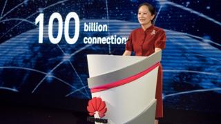 Se lasă cu arestări la Huawei: fata fondatorului companiei şi CFO Huawei, Sabrina Meng a fost arestată în Canada