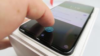 Scanner-ul de amprente integrat în ecranul lui OnePlus 6T ar deveni mai rapid și precis cu fiecare utilizare