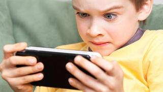 "Copile îți putrezește creierul de la telefonul ăla!" Un studiu arată cum se schimbă fizic creierul celor mici expuși la ecrane de terminale