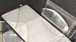 Cele mai noi protecţii de ecran pentru Galaxy S10 nu au orificiu frontal, dar apar şi unele cu decupaj mai mic pentru camera selfie
