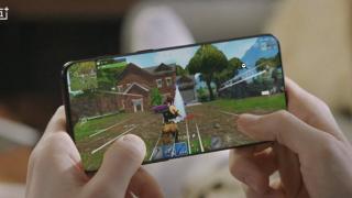 OnePlus se ruşinează cu "bărbia" lui OnePlus 6T, a editat-o să fie mai mică într-o reclamă