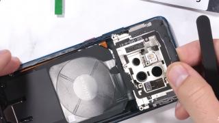 Huawei Mate 20 Pro este desfăcut în faţa camerei şi se dovedeşte a fi greu de reparat (Video)