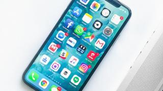 Probleme în paradisul de 1 trilion de dolari: au încetinit vânzările de iPhone-uri din cauza faptului că lumea schimbă bateriile telefoanelor