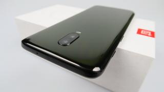 OnePlus 6T: Design ergonomic, vine ca turnat pe orice palmă