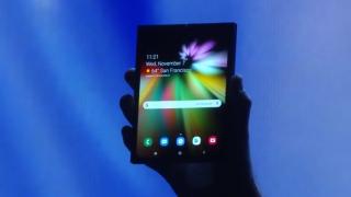 Când debutează comercial smartphone-ul pliabil Samsung? Un oficial al companiei oferă indicii despre lansare