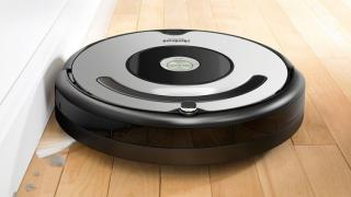 Turul Magazinelor #521: Trotinetă electrică pliabilă, televizor LED la câteva sute de lei, boxe Logitech 60W şi Roomba la ofertă