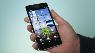 Microsoft le recomandă utilizatorilor Windows Phone să treacă la iPhone sau telefoane cu Android