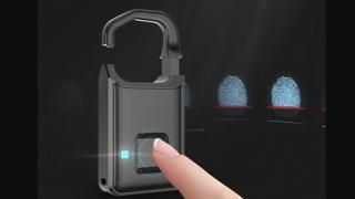 Pentru doar 17 euro îți poți securiza bunurile într-un mod inteligent; Iată lacătul cu scanner de amprente