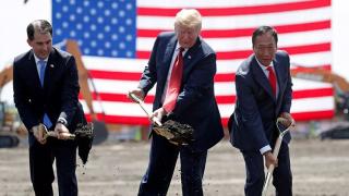 Foxconn va construi până la urmă o fabrică în SUA, după o "discuţie personală" cu Donald Trump