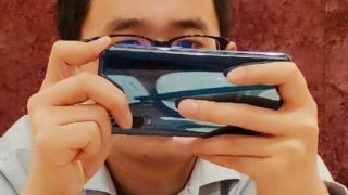 Xiaomi Mi 9 ar fi apărut în mâinile unui director Xiaomi; Pare să aibă o cameră triplă