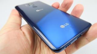 LG G7 ThinQ: Design rezistent şi sexy, ca o bomboană şi o perlă