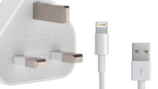 Apple este dată în judecată pentru dezactivarea încărcătoarelor sale mai vechi printr-o actualizare software