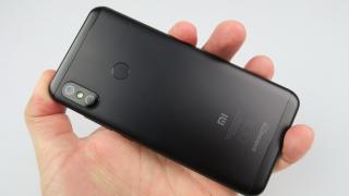 Xiaomi Mi A2 Lite: Design învechit, dar măcar e comod telefonul