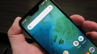 Xiaomi Mi A2 Lite: Display destul de luminos, dar cu breton inutil