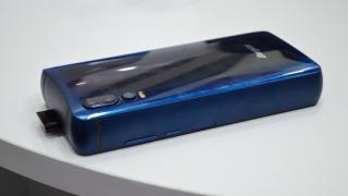 MWC 2019: Energizer prezintă telefonul Power Max P18K Pop, o veritabilă "cărămidă" cu baterie de 18.000 mAh, cameră pop up