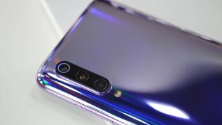 MWC 2019: Xiaomi Mi 9 prezentare hands-on: cu mâna pe cel mai glossy telefon de la MWC probabil (Video)