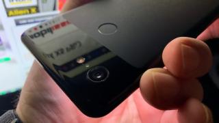 Un Dark Mode mai închis începe să apară în meniuri pe unele telefoane Pixel 3