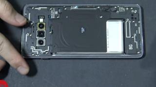 Samsung Galaxy S10+, S10 şi S10e sunt disecate în faţa camerei: destul de modulare şi uşor de reparat (Video)